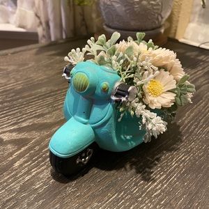 Mini Lambretta. Ceramic. Filled with sola daisies